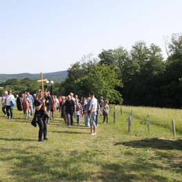 2022-06-19 SPKK_pielgrzymka_Kalwaria_Paclawska_aleja_debow_katynskich